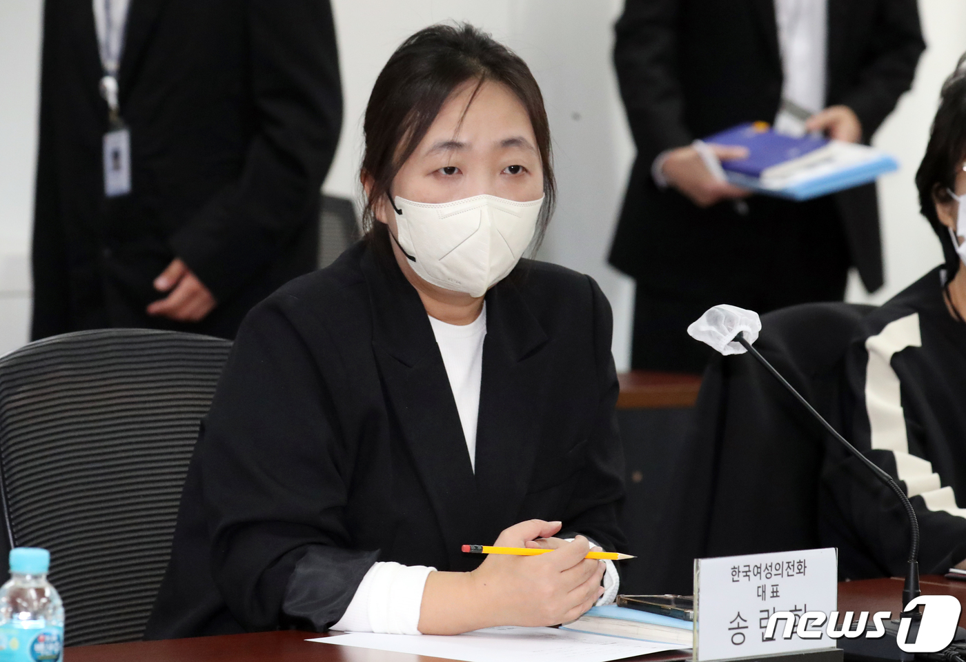(서울=뉴스1) 김명섭 기자 = 송란희 한국여성의전화 대표가 20일 오후 서울 종로구 세종대로 정부서울청사에서 열린 여성단체 간담회에서 김현숙 여성가족부 장관의 모두 발언을 듣고 …