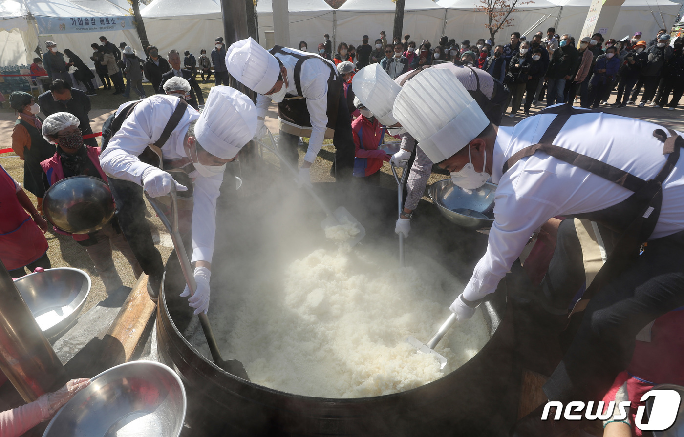 (이천=뉴스1) 김영운 기자 = 20일 오후 이천쌀문화축제가 열린 경기 이천시 모가면 이천농업테마공원에서 행사 관계자들이 2000인분 가마솥 밥을 푸고 있다.올해 축제는 이달 23 …