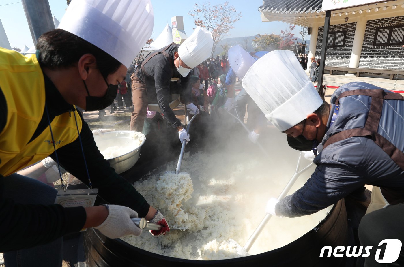 본문 이미지 - 지난해 이천시 모가면 이천농업테마공원에서 열린 이천쌀문화축제에서 관계자들이 '2000인분의 가마솥 밥을 푸고 있는 모습. 2022.10.20/뉴스1 ⓒ News1 김영운 기자