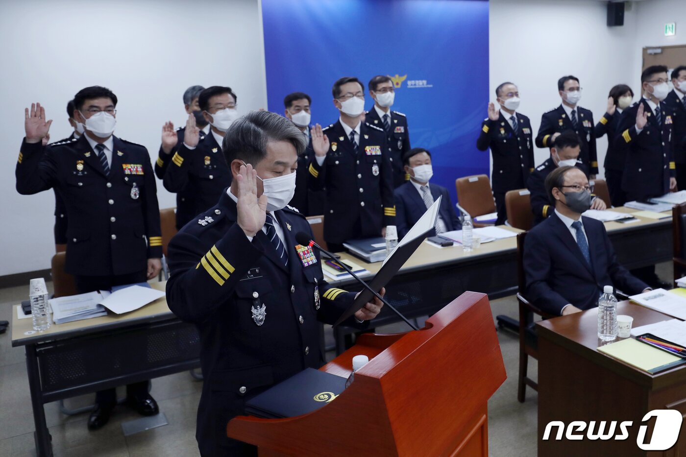 본문 이미지 - 임용환 광주경찰청장이 20일 오후 광주 광산구 광주경찰청에서 열린 국회 행정안전위원회 국정감사에서 선서를 하고 있다. 2022.10.20/뉴스1 ⓒ News1 정다움 기자