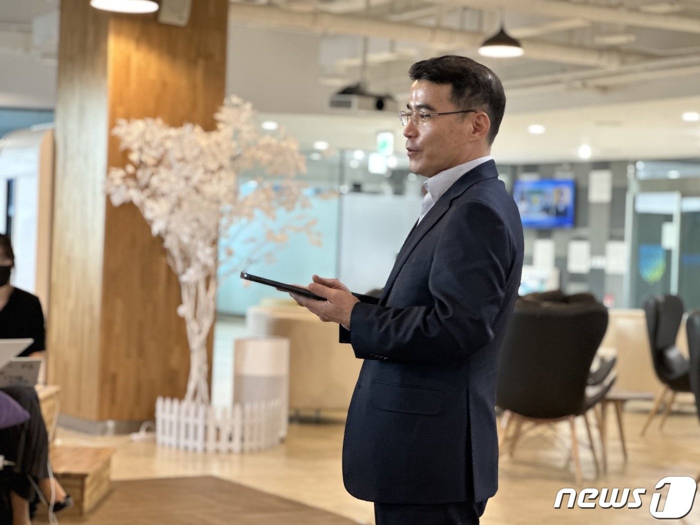 본문 이미지 - 김정삼 과기정통부 정보보호네트워크정책관&#40;국장&#41;이 &#39;국내 데이터센터 사업자 긴급 점검회의&#39;에 대한 백브리핑을 진행 중이다. 2022.10.20/뉴스1 ⓒ News1 이기범 기자