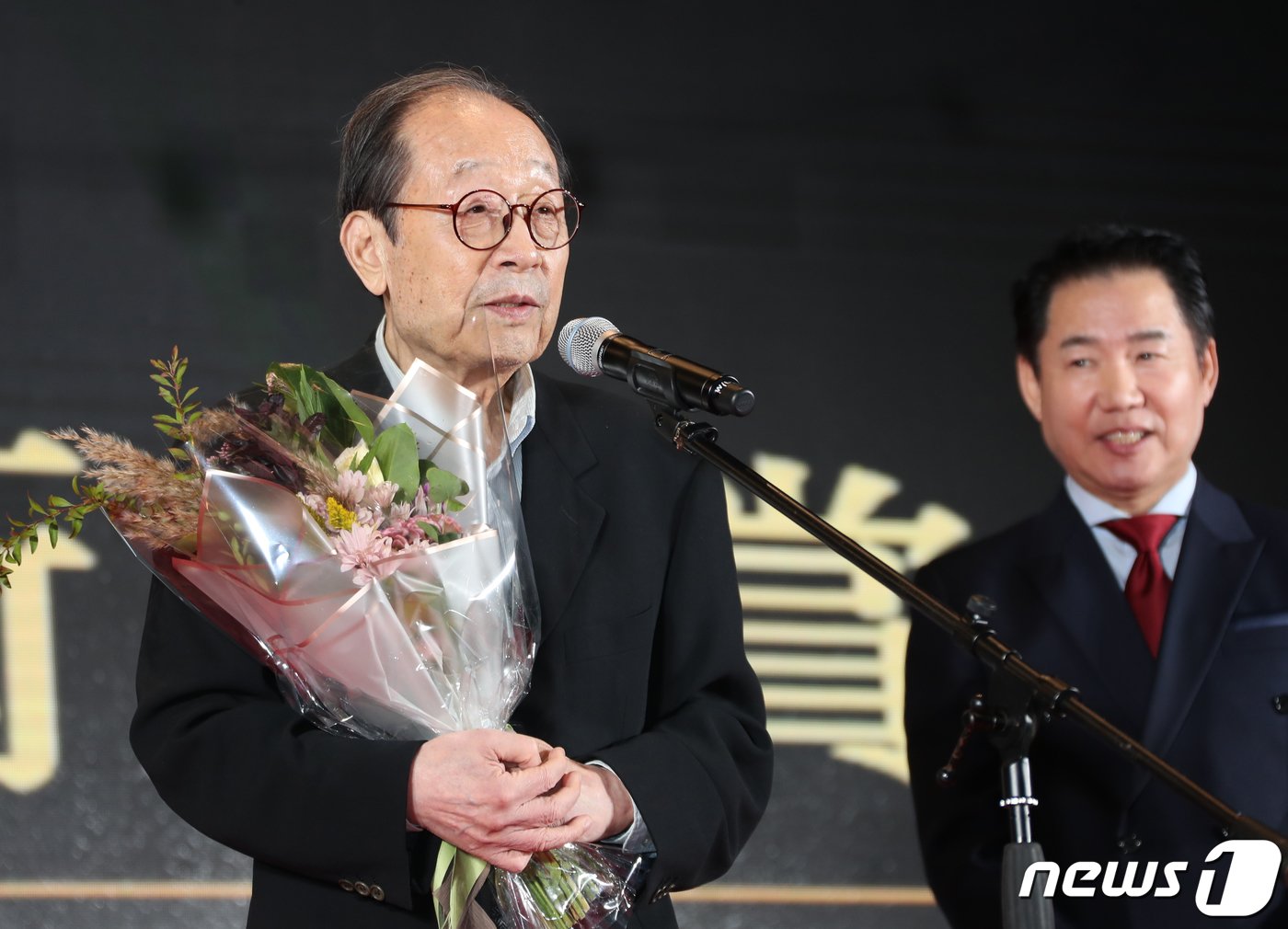본문 이미지 - 배우 신구&#40;왼쪽&#41;가 20일 오후 서울 강동구 고덕동 스테이지28에서 열린 ‘제12회 아름다운예술인상’에서 연극예술인 부문 상을 수상한 뒤 소감을 말하고 있다. 2022.10.20/뉴스1 ⓒ News1 권현진 기자