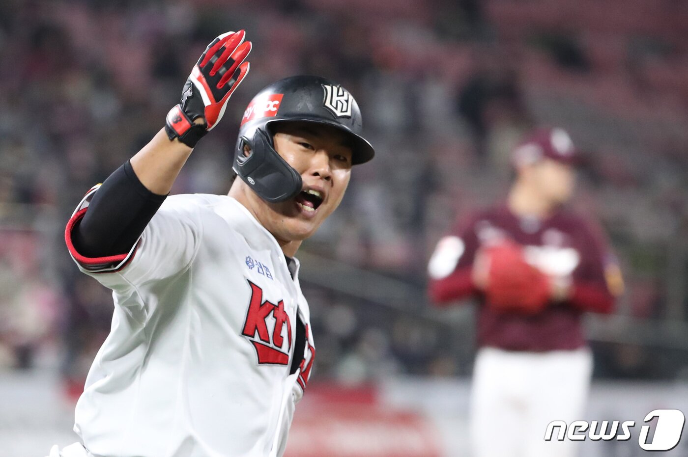 본문 이미지 - 20일 오후 경기 수원시 장안구 KT위즈파크에서 열린 ‘2022 신한은행 SOL KBO 포스트시즌’ 준플레이오프 4차전 키움 히어로즈와 KT 위즈의 경기, 3회말 1사 주자 없는 상황 KT 강백호가 홈런을 친 후 기뻐하고 있다. 2022.10.20/뉴스1 ⓒ News1 김영운 기자