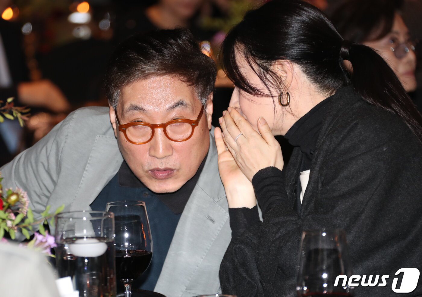 본문 이미지 - 배우 이영애(오른쪽)가 20일 오후 서울 강동구 고덕동 스테이지28에서 열린 ‘제12회 아름다운예술인상’에서 남편과 귀엣말을 하 있다. 2022.10.20/뉴스1 ⓒ News1 권현진 기자