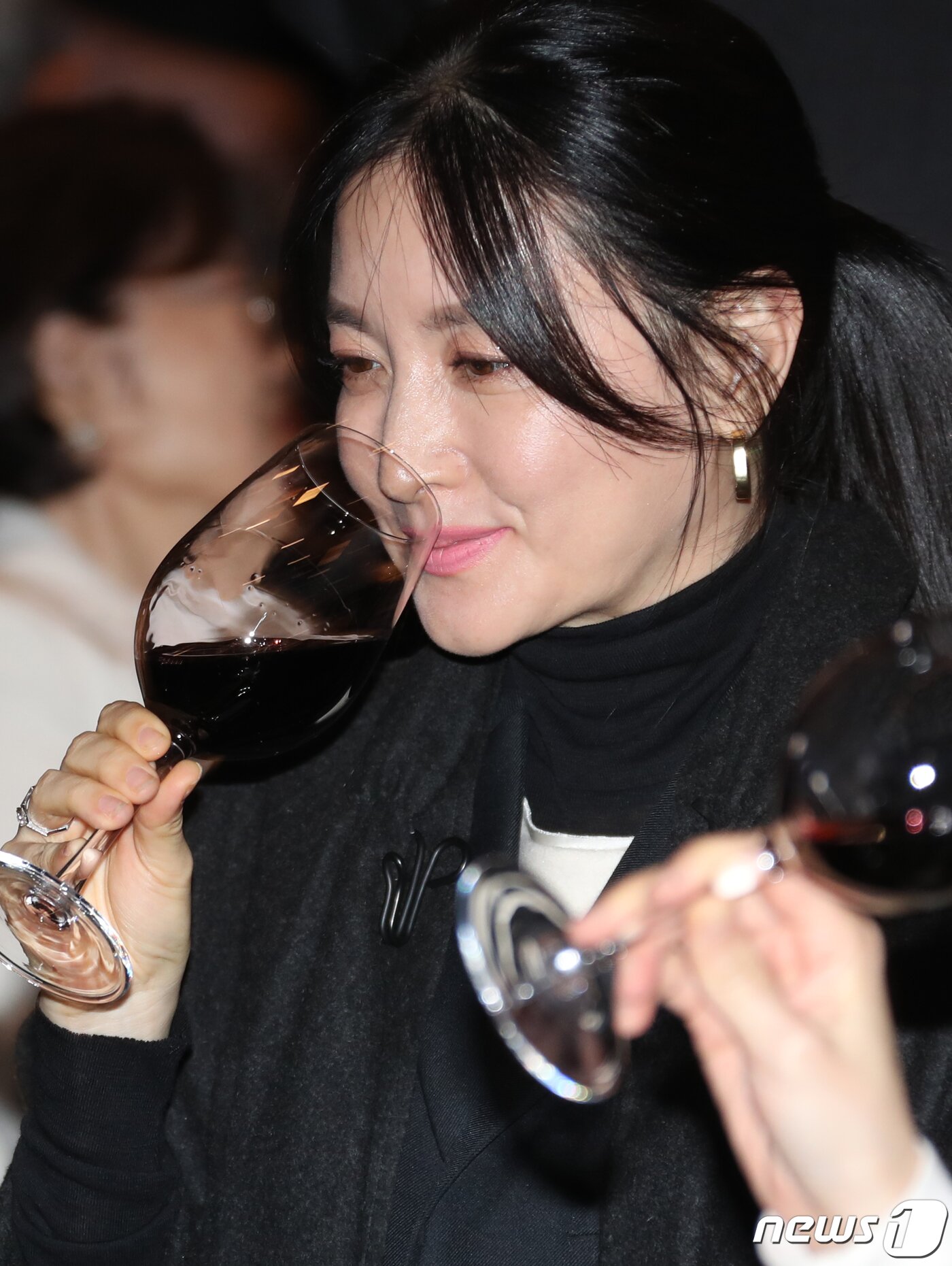 본문 이미지 - 배우 이영애가 20일 오후 서울 강동구 고덕동 스테이지28에서 열린 ‘제12회 아름다운예술인상’에서 건배를 하고 있다. 2022.10.20/뉴스1 ⓒ News1 권현진 기자