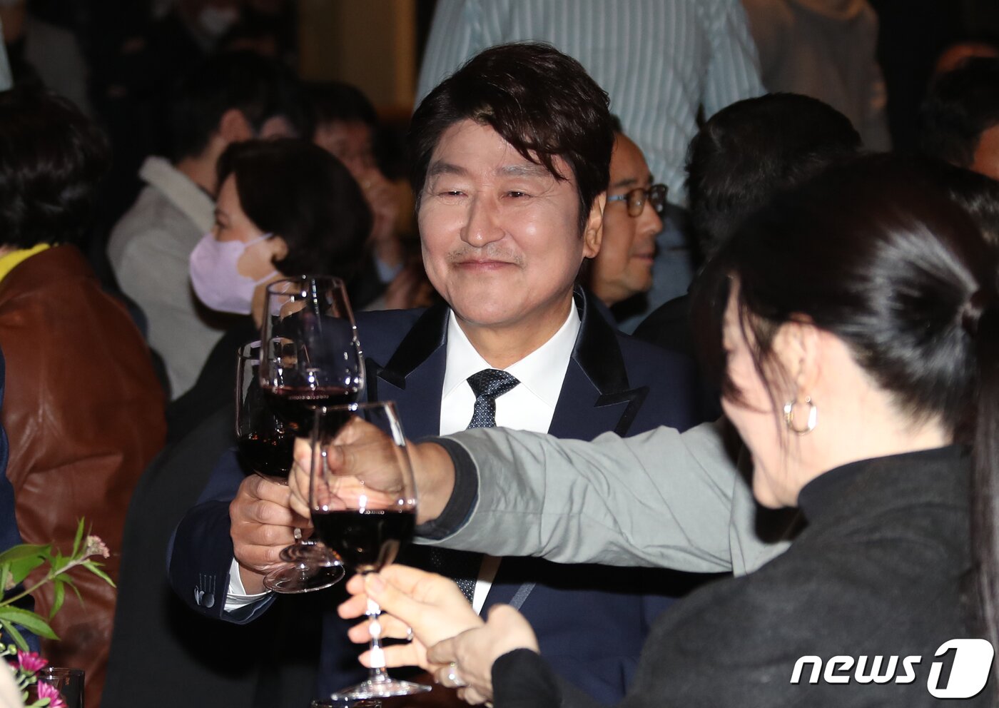 본문 이미지 - 배우 송강호가 20일 오후 서울 강동구 고덕동 스테이지28에서 열린 ‘제12회 아름다운예술인상’에서 이영애 부부와 건배를 하고 있다. 2022.10.20/뉴스1 ⓒ News1 권현진 기자