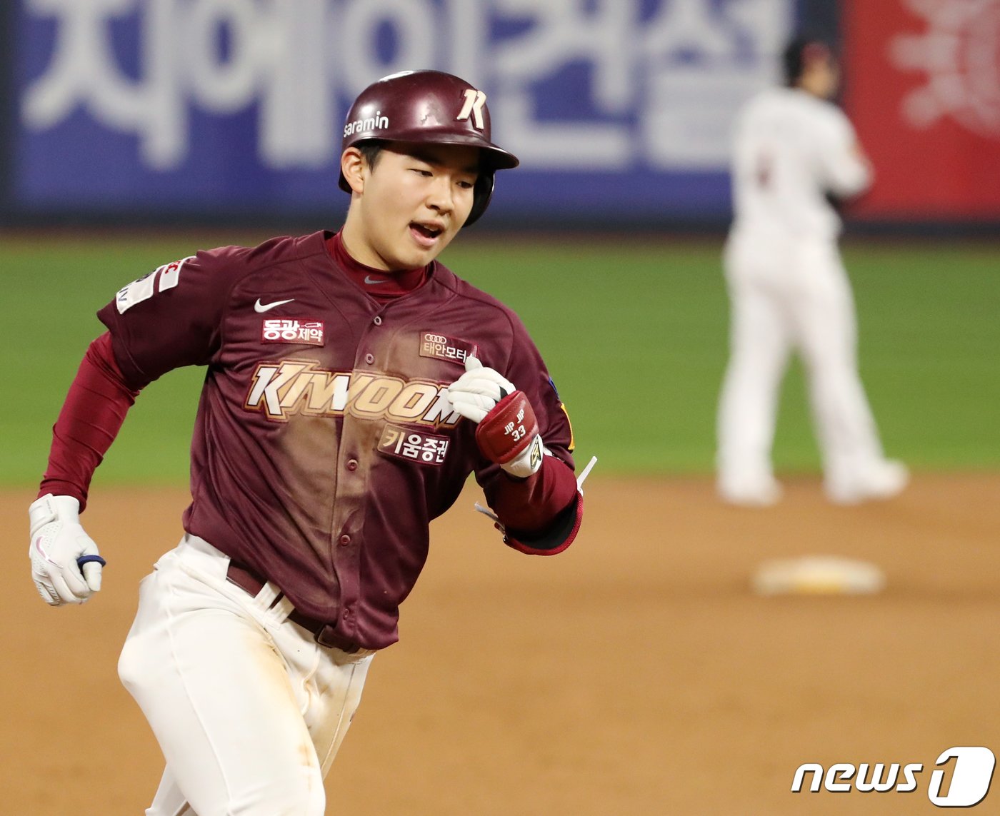 본문 이미지 - 20일 오후 경기 수원시 장안구 KT위즈파크에서 열린 ‘2022 신한은행 SOL KBO 포스트시즌’ 준플레이오프 4차전 키움 히어로즈와 KT 위즈의 경기, 키움 김휘집이 8회초 2사 1루에서 투런홈런을 친 후 김준완과 기쁨을 나누고 있다. 2022.10.20/뉴스1 ⓒ News1 김진환 기자