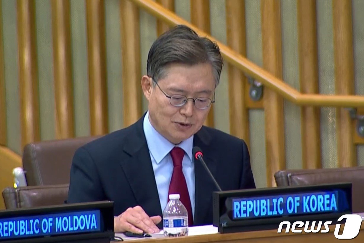 본문 이미지 - 황준국 주유엔 한국대사가 20일&#40;현지시간&#41; 뉴욕 유엔본부에서 속개된 제77차 유엔총회 제3위원회 회의에서 발언을 하고 있다. 사진은 유튜브 화면 캡처.
