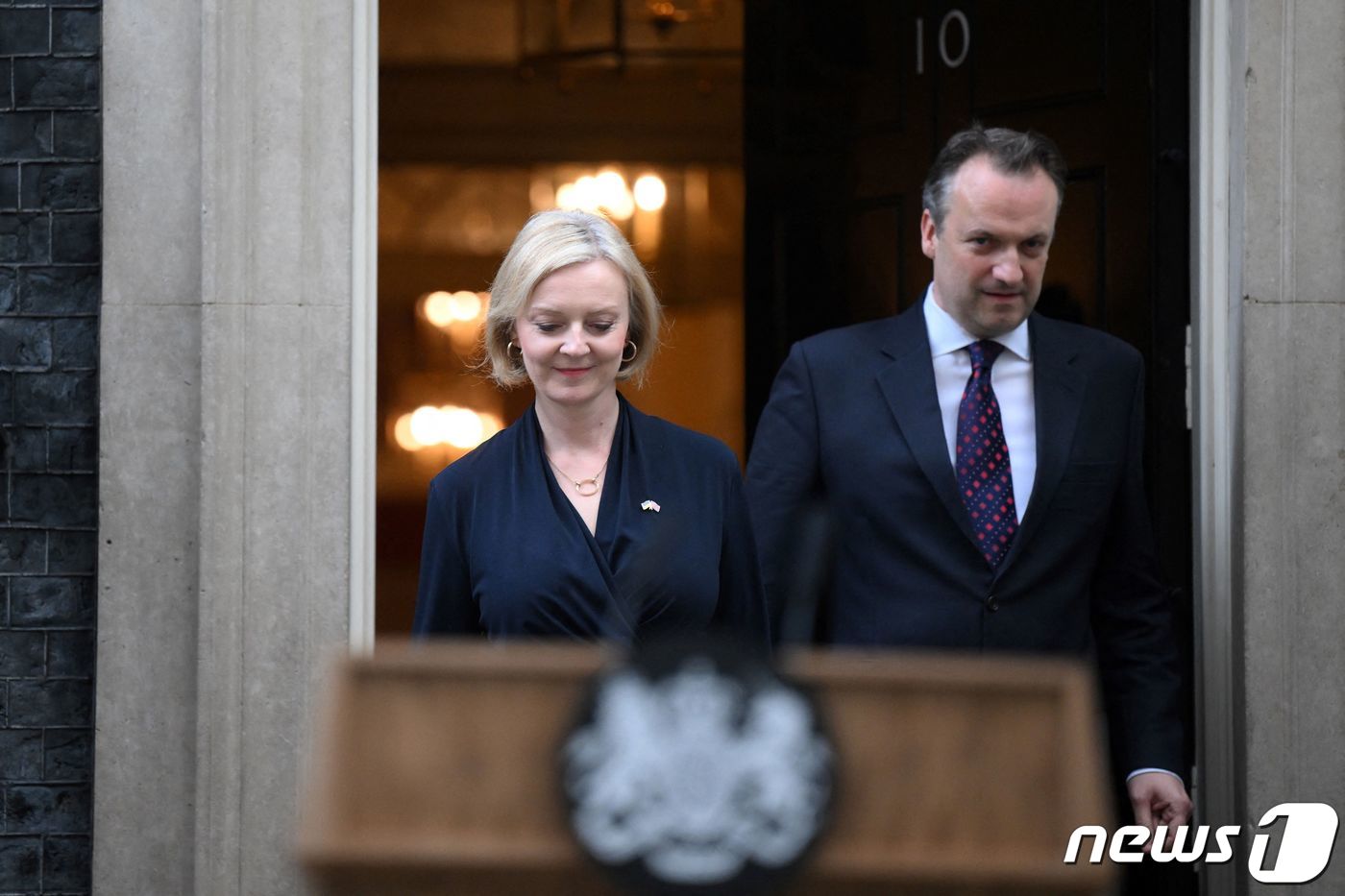 (런던 AFP=뉴스1) 우동명 기자 = 리즈 트러스 영국 총리가 20일 (현지시간) 런던 총리 관저 앞에서 남편 휴 오리어리가 동석한 가운데 기자회견을 갖고 역대 최단명인 취임 4 …