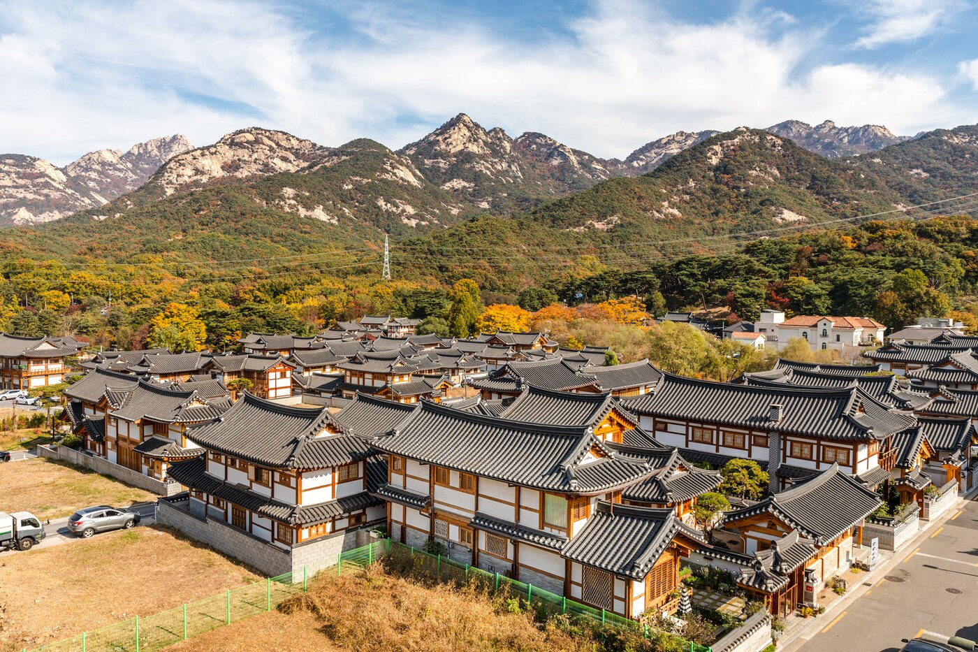 본문 이미지 - 은평구 한옥마을은 병풍처럼 두른 북한산의 단풍과 한옥의 조화를 감상할 수 있는 명소다(서울관광재단 제공)