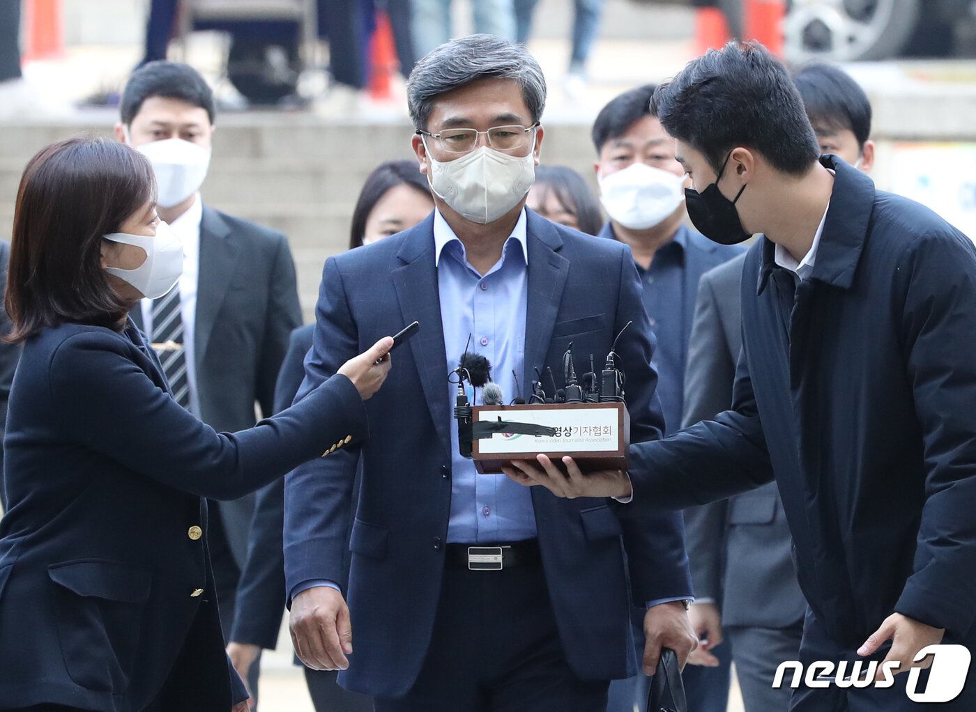 본문 이미지 - '서해 공무원 피격' 은폐 의혹을 받는 서욱 전 국방부 장관이 21일 서울 서초구 서울중앙지방법원에서 열린 구속 전 피의자 심문(영장실질심사)에 출석하고 있다. 2022.10.21/뉴스1 ⓒ News1 송원영 기자