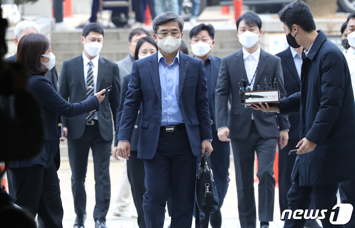 본문 이미지 - '서해 공무원 피격' 은폐 의혹을 받는 서욱 전 국방부 장관이 21일 서울 서초구 서울중앙지방법원에서 열린 구속 전 피의자 심문(영장실질심사)에 출석하고 있다.2022.10.21/뉴스1 ⓒ News1 송원영 기자