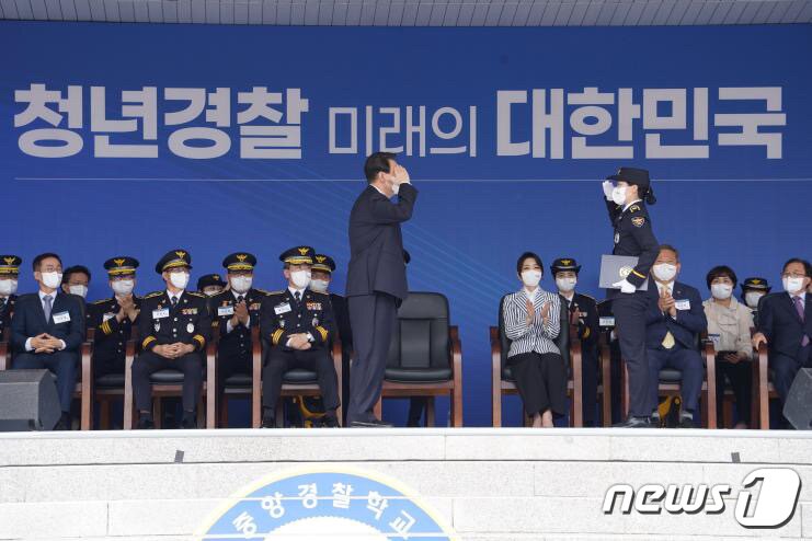 본문 이미지 - 지난 8월19일 충북 충주시에 위치한 중앙경찰학교에서 신임경찰 310기 졸업식이 열렸다. 종합 성적 1위로 대통령상을 받고 있는 오채은 순경(오른쪽)의 모습.2022.10.21/뉴스1