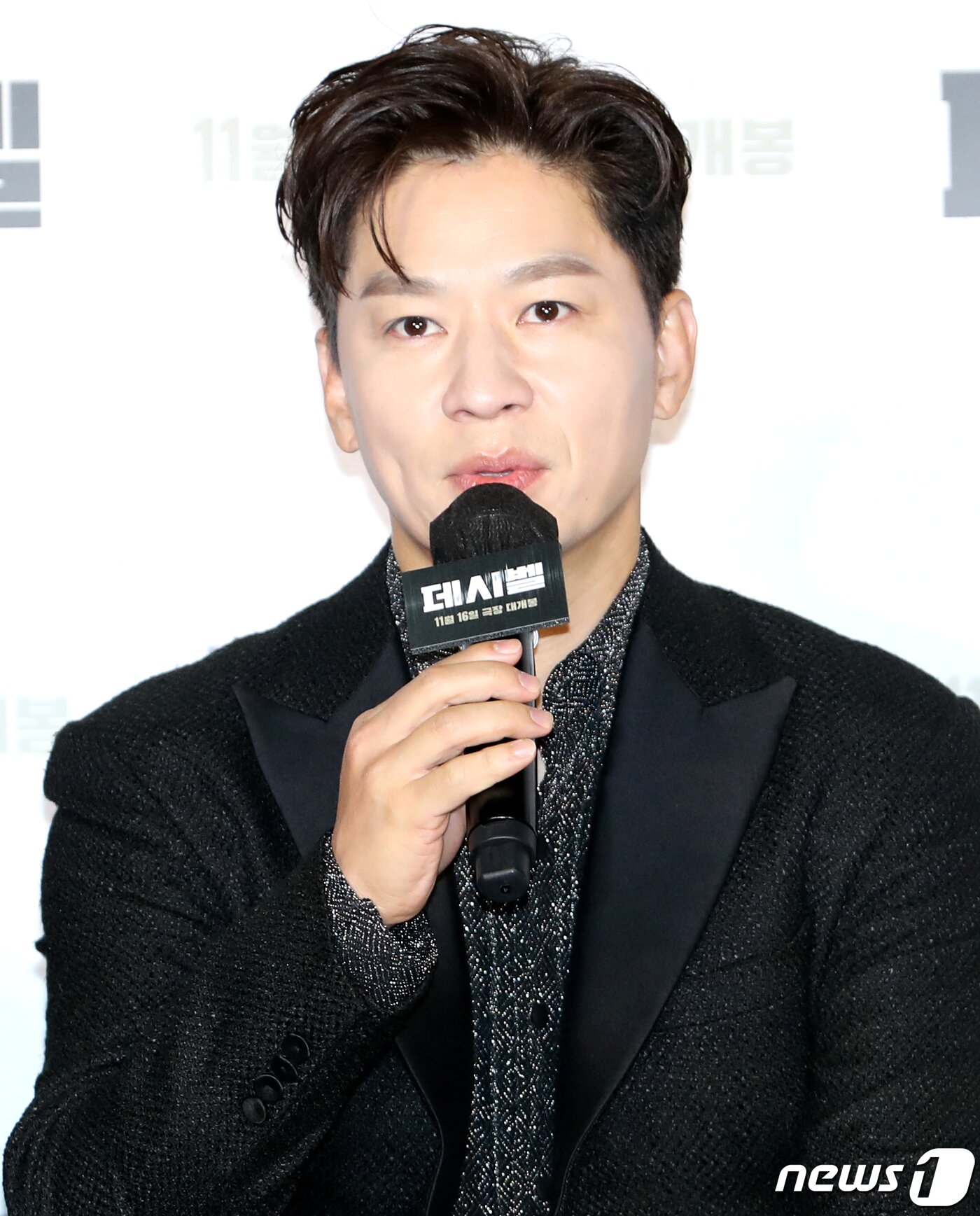 본문 이미지 - 배우 정상훈이 21일 서울 롯데시네마 건대입구점에서 열린 영화 ‘데시벨’(감독 황인호) 제작보고회에서 인사말을 하고 있다. ‘데시벨’은 소음이 커지는 순간 폭발하는 특수 폭탄으로 도심을 점거하려는 폭탄 설계자(이종석 분)와 그의 타깃이 된 전직 해군 부함장(김래원 분)이 벌이는 사운드 테러 액션 영화이다. 2022.10.21/뉴스1 ⓒ News1 권현진 기자