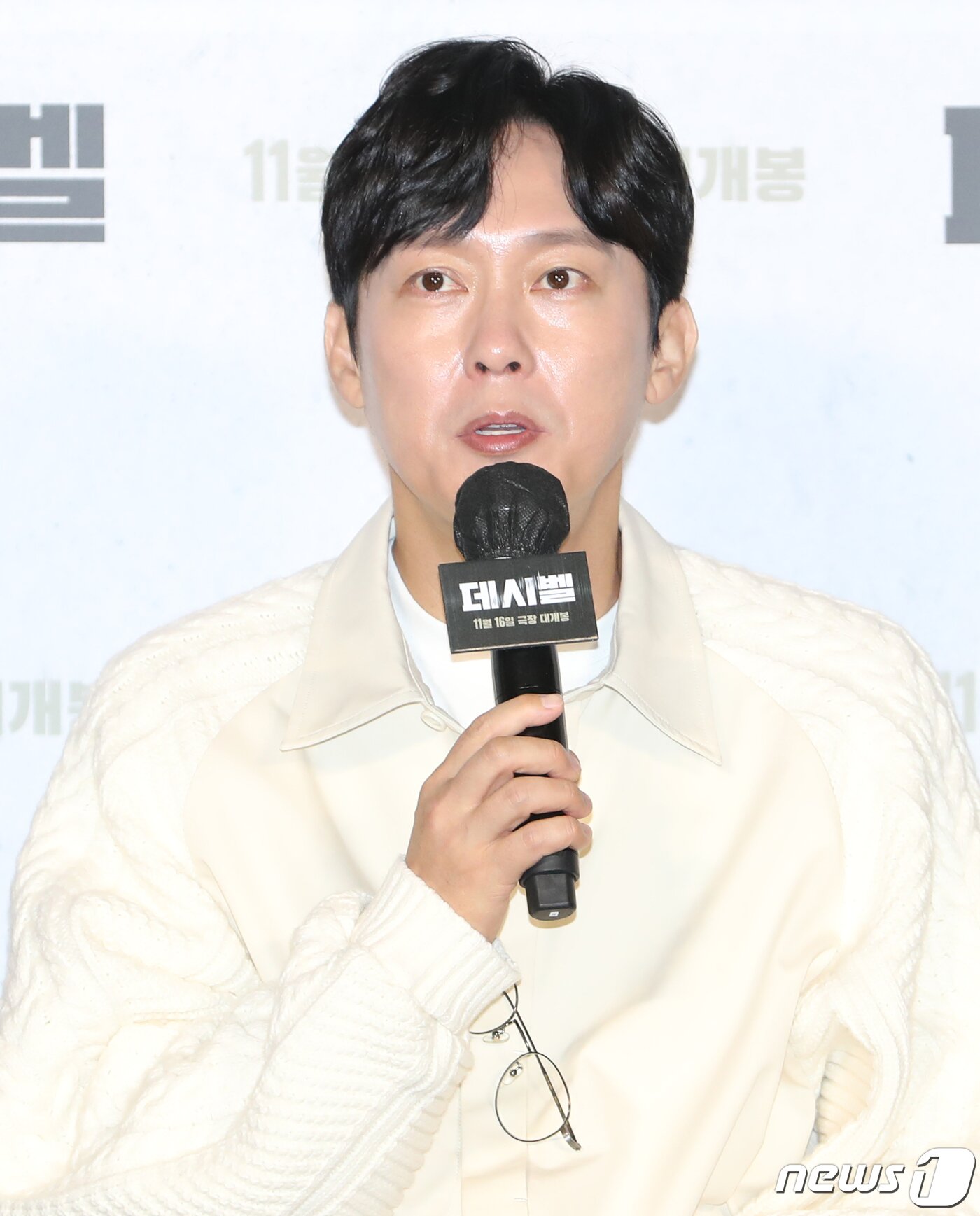 본문 이미지 - 배우 박병은이 21일 서울 롯데시네마 건대입구점에서 열린 영화 ‘데시벨’(감독 황인호) 제작보고회에서 인사말을 하고 있다. ‘데시벨’은 소음이 커지는 순간 폭발하는 특수 폭탄으로 도심을 점거하려는 폭탄 설계자(이종석 분)와 그의 타깃이 된 전직 해군 부함장(김래원 분)이 벌이는 사운드 테러 액션 영화이다. 2022.10.21/뉴스1 ⓒ News1 권현진 기자