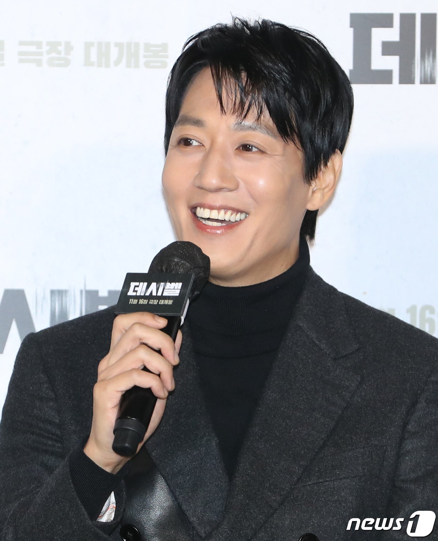 본문 이미지 - 배우 김래원이 21일 서울 롯데시네마 건대입구점에서 열린 영화 ‘데시벨’(감독 황인호) 제작보고회에서 인사말을 하고 있다. ‘데시벨’은 소음이 커지는 순간 폭발하는 특수 폭탄으로 도심을 점거하려는 폭탄 설계자(이종석 분)와 그의 타깃이 된 전직 해군 부함장(김래원 분)이 벌이는 사운드 테러 액션 영화이다. 2022.10.21/뉴스1 ⓒ News1 권현진 기자