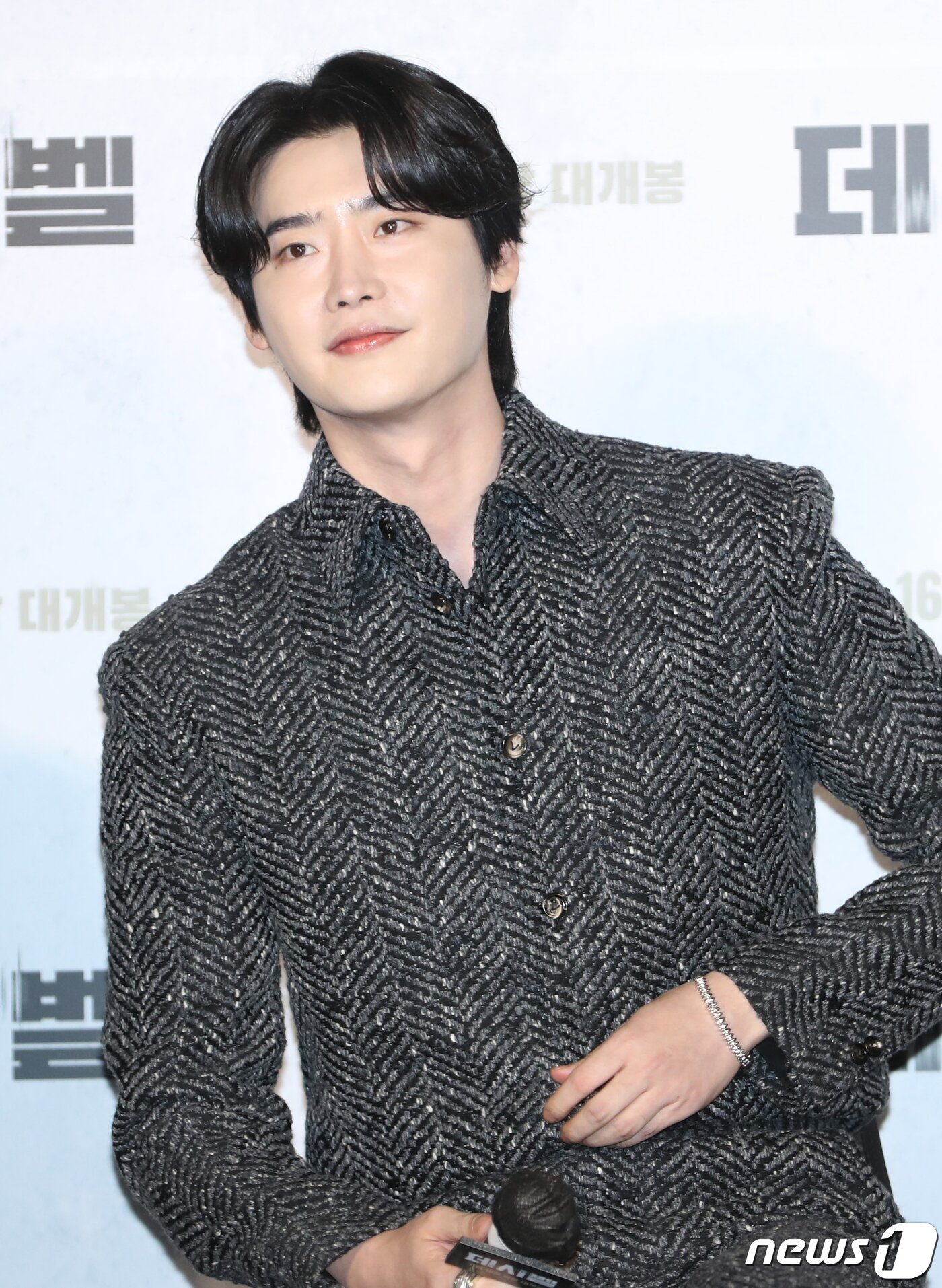 본문 이미지 - 배우 이종석이21일 서울 롯데시네마 건대입구점에서 열린 영화 ‘데시벨’(감독 황인호) 제작보고회에서 객석을 바라보고 있다. ‘데시벨’은 소음이 커지는 순간 폭발하는 특수 폭탄으로 도심을 점거하려는 폭탄 설계자(이종석 분)와 그의 타깃이 된 전직 해군 부함장(김래원 분)이 벌이는 사운드 테러 액션 영화이다. 2022.10.21/뉴스1 ⓒ News1 권현진 기자