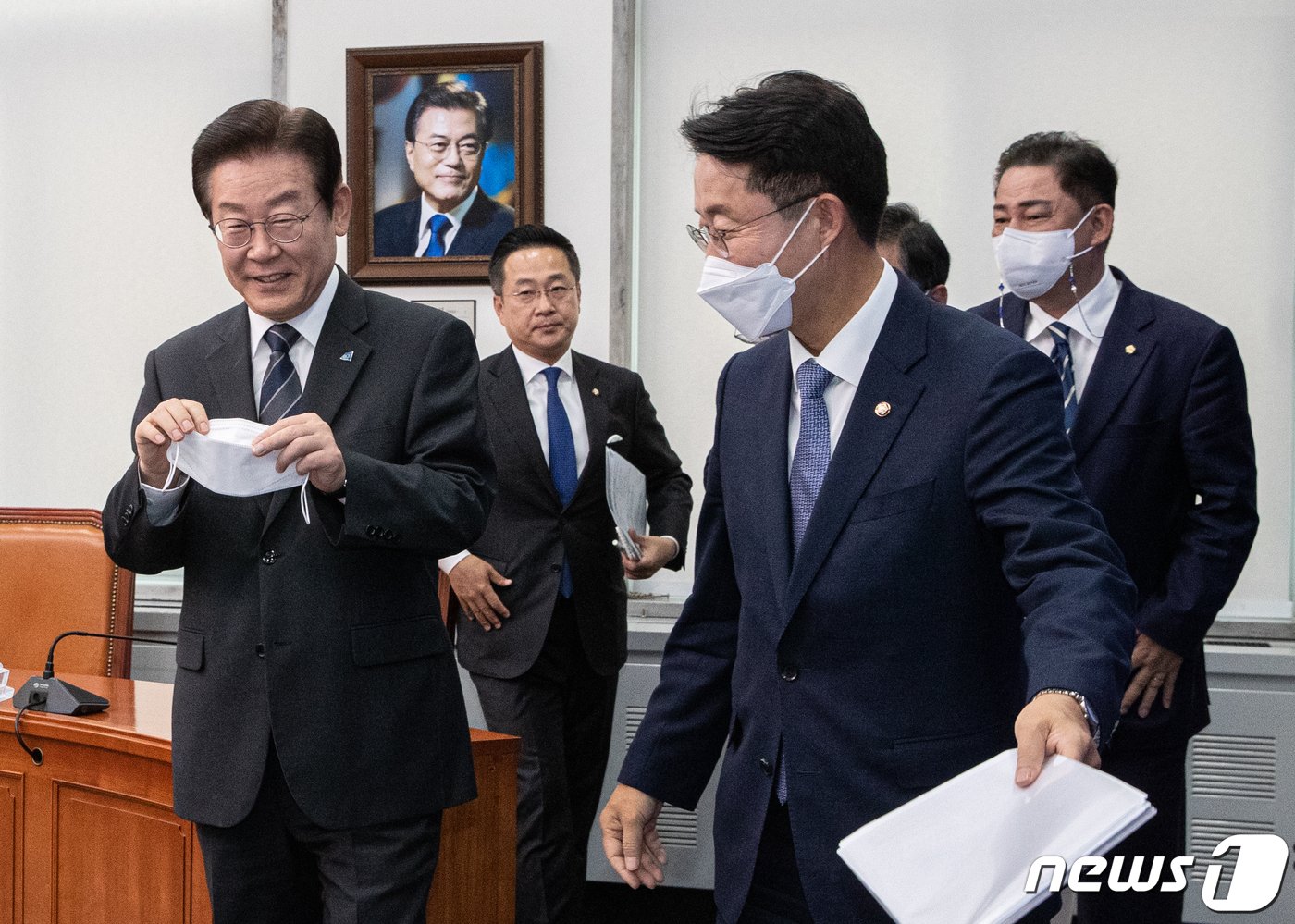 이재명 더불어민주당 대표가 21일 서울 여의도 국회에서 열린 검찰 수사 관련 긴급기자회견을 마친 후 대표실을 나서고 있다. 2022.10.21/뉴스1 ⓒ News1 이재명 기자