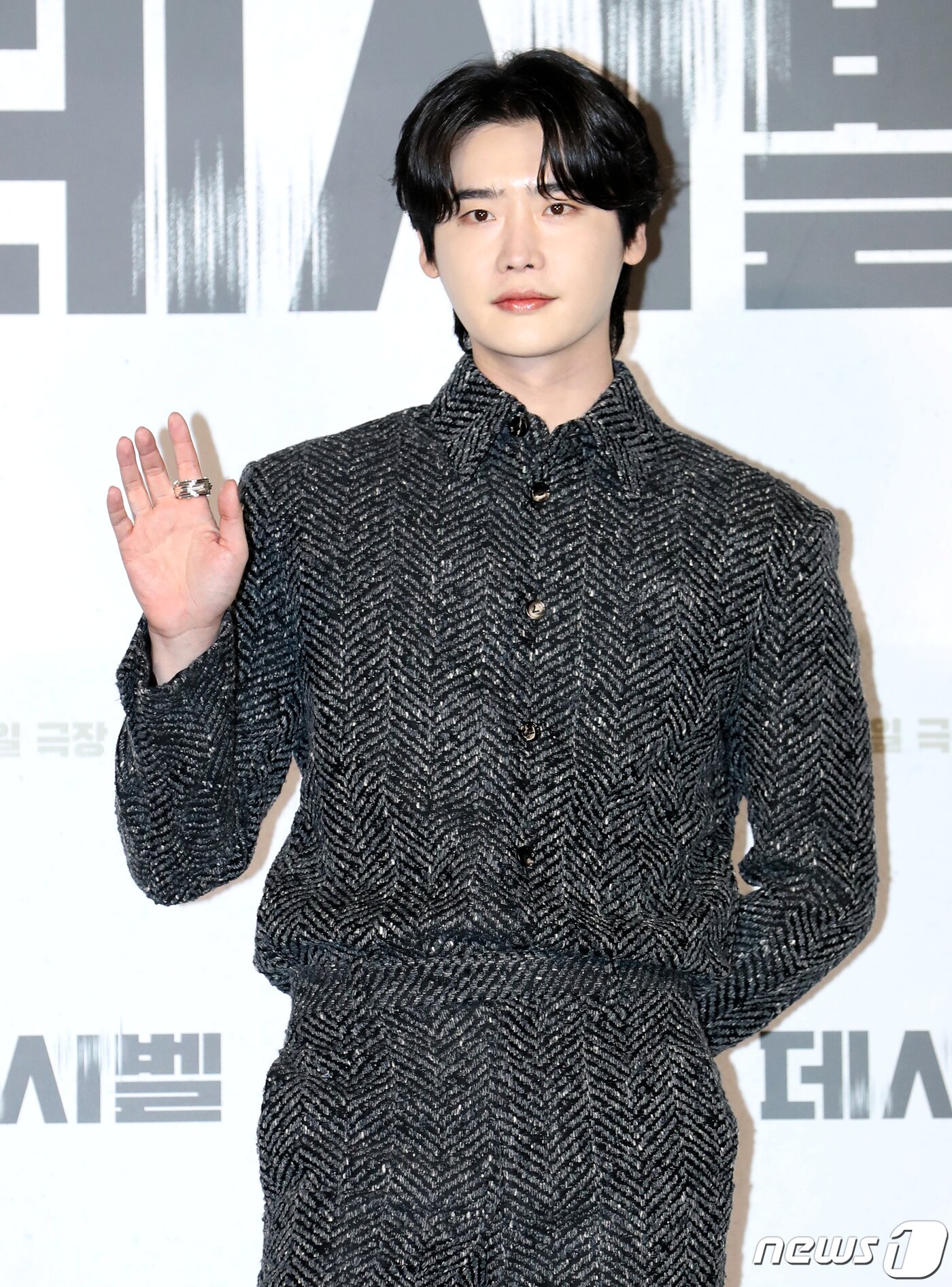 본문 이미지 - 배우 이종석이 21일 서울 롯데시네마 건대입구점에서 열린 영화 ‘데시벨’(감독 황인호) 제작보고회에서 포즈를 취하고 있다. ‘데시벨’은 소음이 커지는 순간 폭발하는 특수 폭탄으로 도심을 점거하려는 폭탄 설계자(이종석 분)와 그의 타깃이 된 전직 해군 부함장(김래원 분)이 벌이는 사운드 테러 액션 영화이다. 2022.10.21/뉴스1 ⓒ News1 권현진 기자