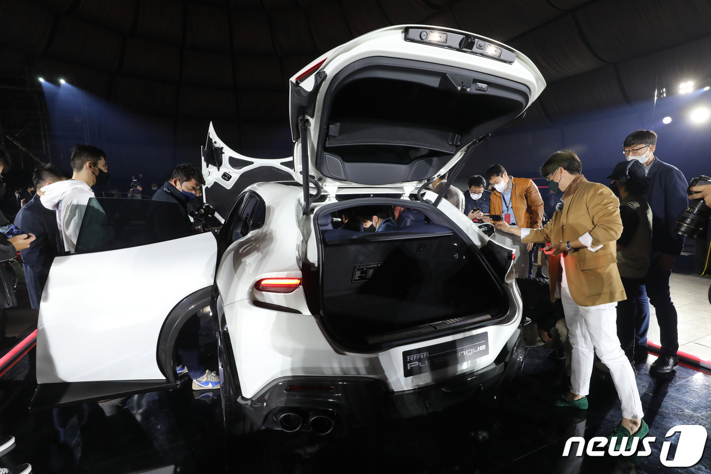 (여주=뉴스1) 김영운 기자 = 21일 오전 경기 여주시 능서면 마임비전빌리지에서 열린 페라리 '푸로산게(Purosangue)' 아시아 최초 공개 행사에서 차량이 공개되고 있다.푸 …