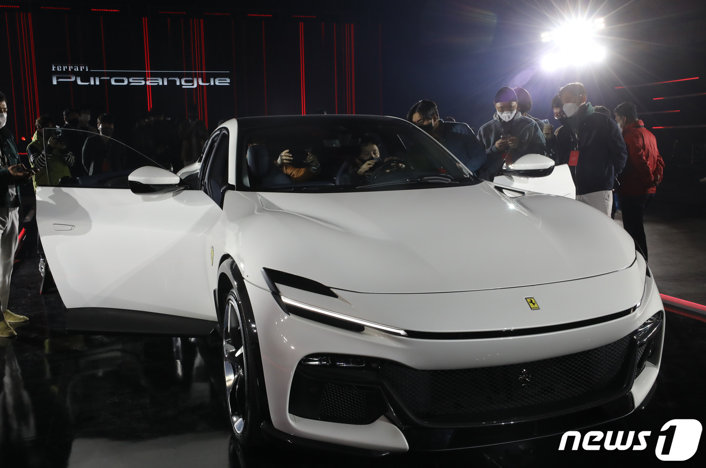 (여주=뉴스1) 김영운 기자 = 21일 오전 경기 여주시 능서면 마임비전빌리지에서 열린 페라리 '푸로산게(Purosangue)' 아시아 최초 공개 행사에서 차량이 공개되고 있다.푸 …