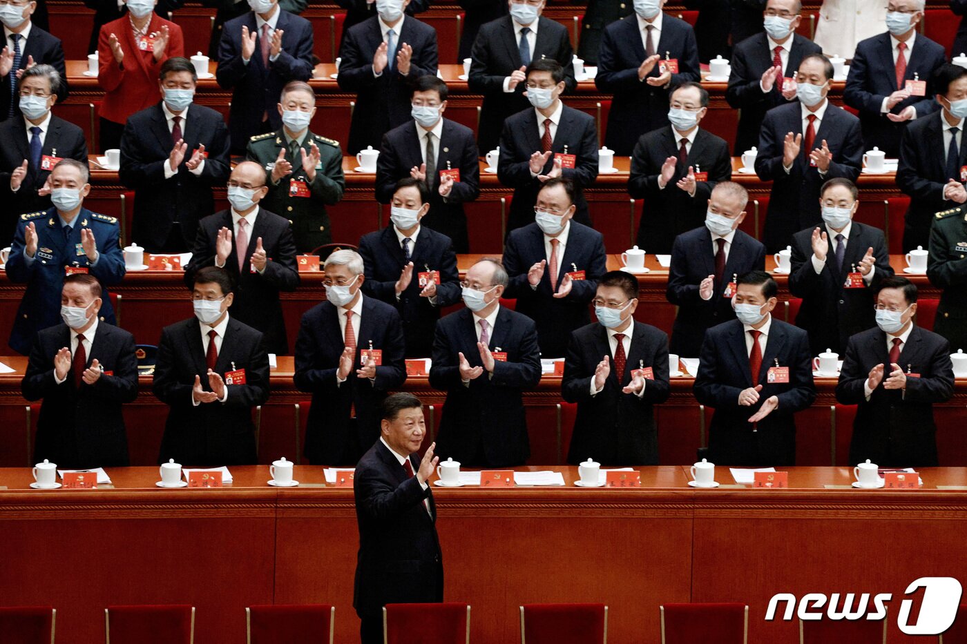 본문 이미지 - 시진핑 주석이 중국 공산당 제20차 당대회 개막식에 도착해 손을 흔들고 있다. ⓒ 로이터=뉴스1 ⓒ News1 한병찬 기자