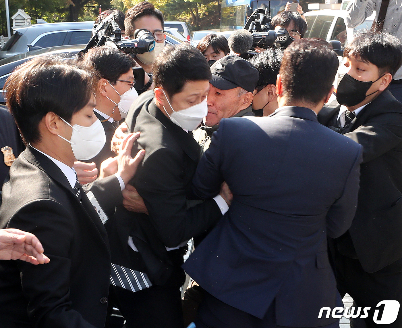 (서울=뉴스1) 김진환 기자 = 서해 피살 공무원 고(故) 이대준 씨의 친형 이래진 씨가 21일 서울 서초구 서울중앙지방법원에서 구속 전 피의자 심문(영장실질심사)를 마치고 나오는 …