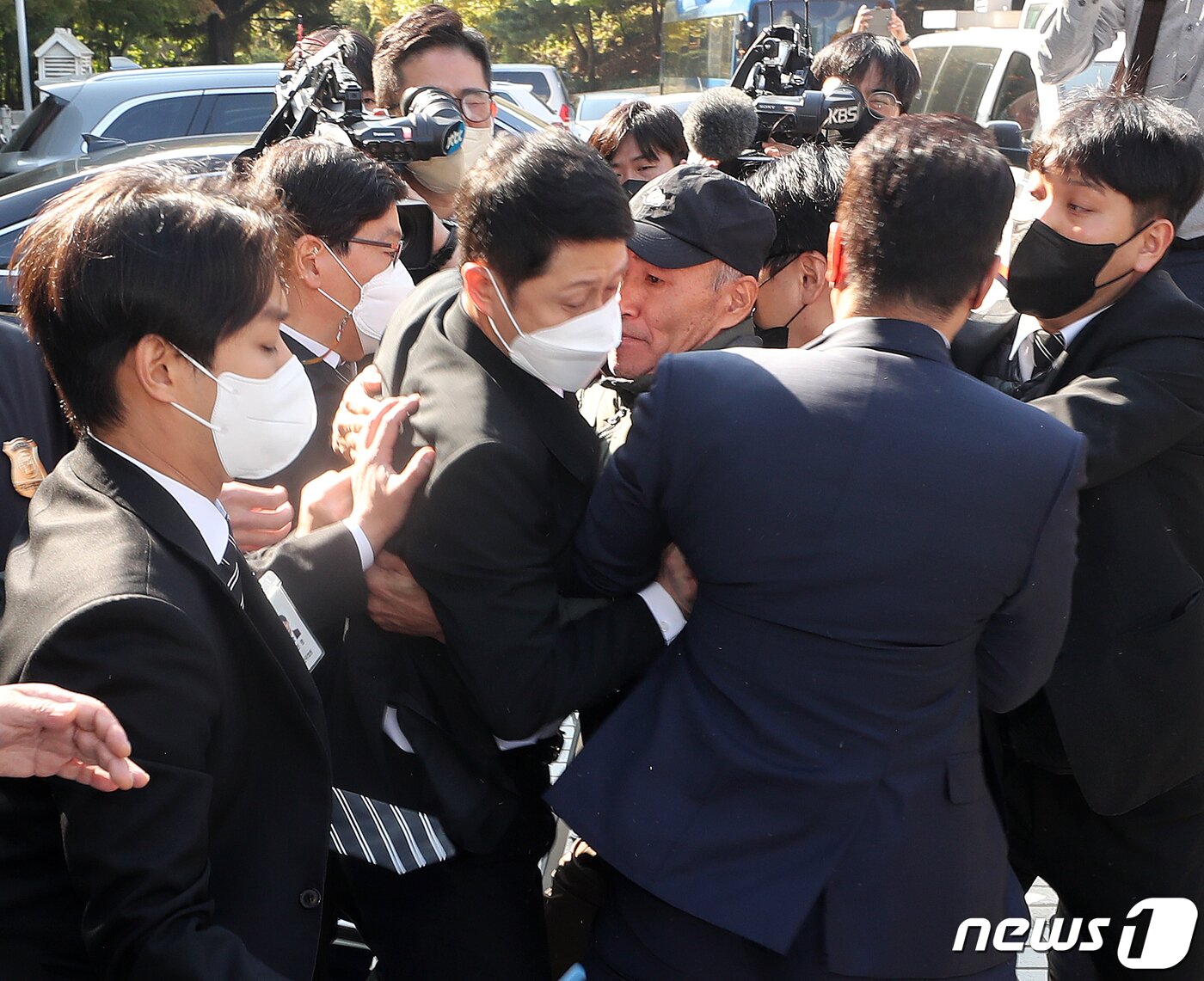 본문 이미지 - 서해 피살 공무원 고(故) 이대준 씨의 친형 이래진 씨가 21일 서울 서초구 서울중앙지방법원에서 구속 전 피의자 심문(영장실질심사)를 마치고 나오는 서욱 전 국방부 장관을 향해 달려드는 중 경호원들에게 제지 당하고 있다. 2022.10.21/뉴스1 ⓒ News1 김진환 기자