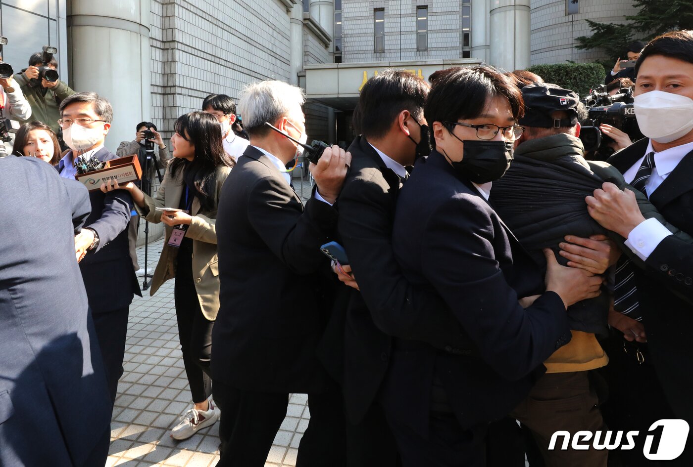 본문 이미지 - 서해 피살 공무원 고(故) 이대준 씨의 친형 이래진 씨가 21일 서울 서초구 서울중앙지방법원에서 구속 전 피의자 심문(영장실질심사)를 마치고 나오는 서욱 전 국방부 장관을 향해 달려드는 중 경호원들에게 제지 당하고 있다. 2022.10.21/뉴스1 ⓒ News1 송원영 기자