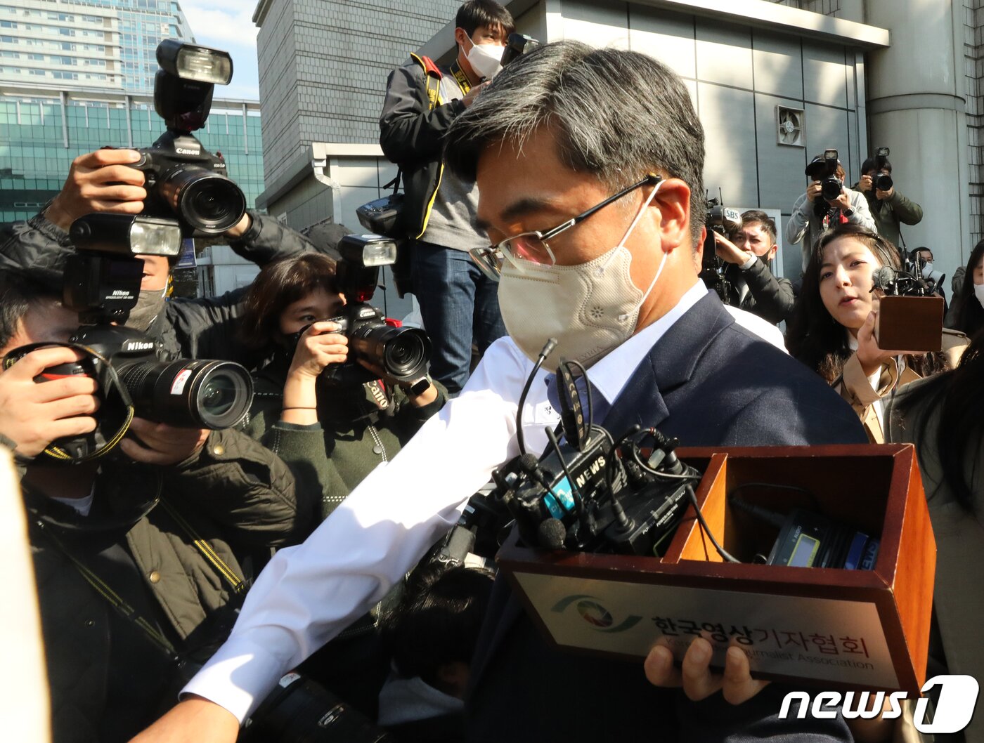 본문 이미지 - '서해 공무원 피격' 은폐 의혹을 받는 서욱 전 국방부 장관이 21일 서울 서초구 서울중앙지방법원에서 열린 구속 전 피의자 심문(영장실질심사)를 마친 후 법정을 나서고 있다. 2022.10.21/뉴스1 ⓒ News1 송원영 기자
