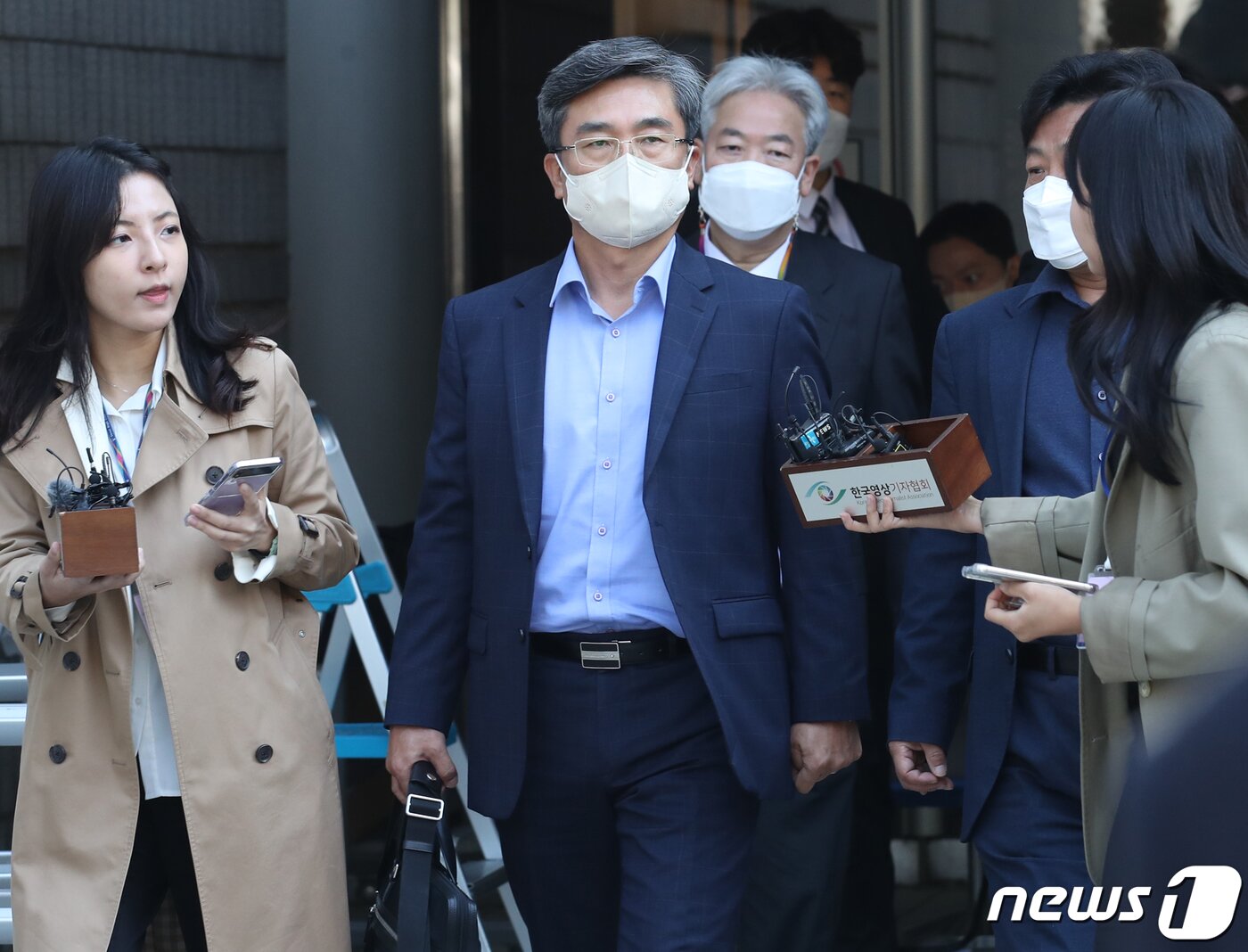본문 이미지 - '서해 공무원 피격' 은폐 의혹을 받는 서욱 전 국방부 장관이 21일 서울 서초구 서울중앙지방법원에서 열린 구속 전 피의자 심문(영장실질심사)를 마친 후 법정을 나서고 있다.2022.10.21/뉴스1 ⓒ News1 송원영 기자