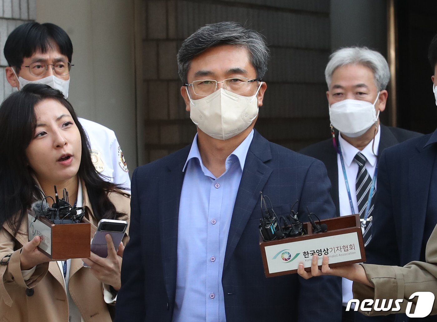 본문 이미지 - '서해 공무원 피격' 은폐 의혹을 받는 서욱 전 국방부 장관이 지난 21일 서울 서초구 서울중앙지방법원에서 열린 구속 전 피의자 심문(영장실질심사)를 마친 후 법정을 나서고 있다2022.10.21/뉴스1 ⓒ News1 송원영 기자