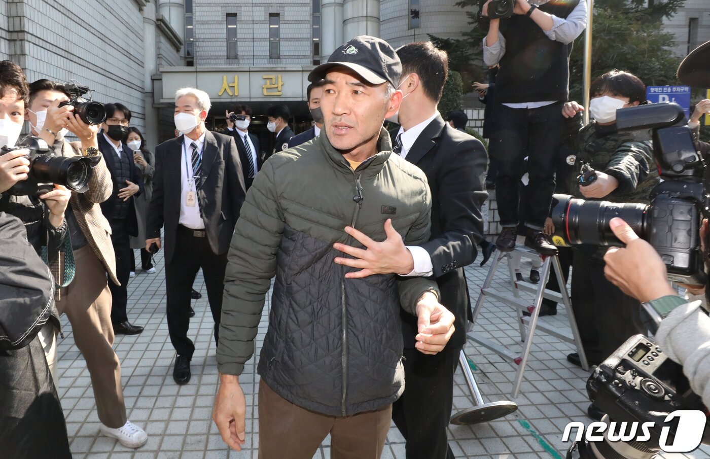 본문 이미지 - 서해 피살 공무원 고(故) 이대준 씨의 친형 이래진 씨가 지난 21일 서울 서초구 서울중앙지방법원에서 구속 전 피의자 심문(영장실질심사)를 마치고 나오는 서욱 전 국방부 장관을 향해 달려드는 중 경호원들에게 제지 당하고 있다. 2022.10.21/뉴스1 ⓒ News1 송원영 기자