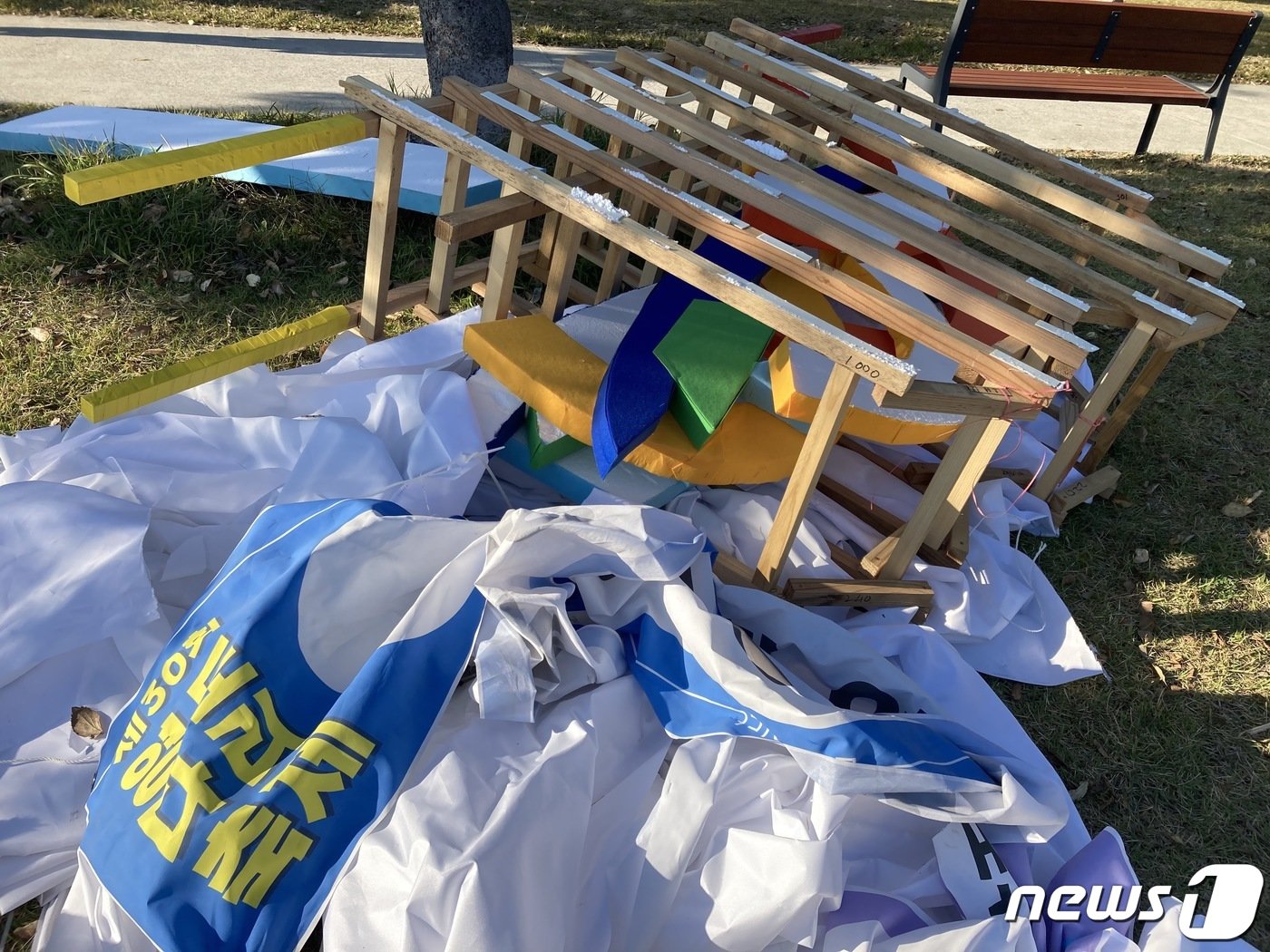본문 이미지 - 20일 오후 부산 영도구 아미르 공원에 영도다리축제에 사용된 것으로 추정되는 현수막과 구조물이 버려져 있다.  현재는 영도구청이 모두 정리해 사라진 상태다.2022.10.20/뉴스1 백창훈 기자 