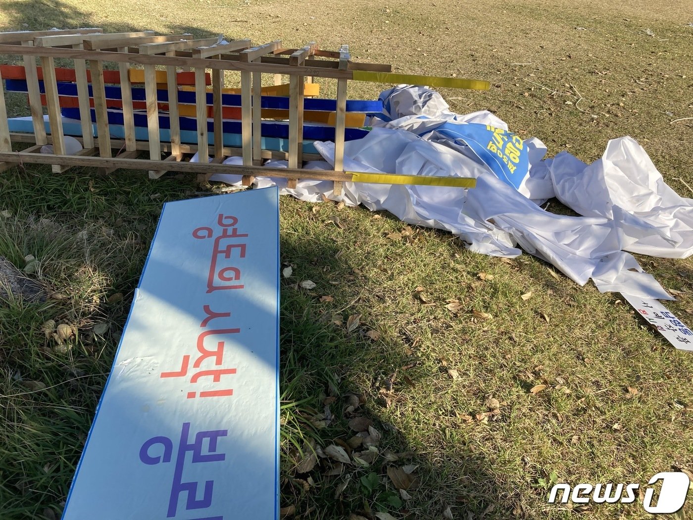 본문 이미지 - 20일 오후 부산 영도구 아미르 공원에 영도다리축제에 사용된 것으로 추정되는 현수막과 구조물이 버려져 있다.  현재는 영도구청이 모두 정리해 사라진 상태다.2022.10.20/뉴스1 백창훈 기자  