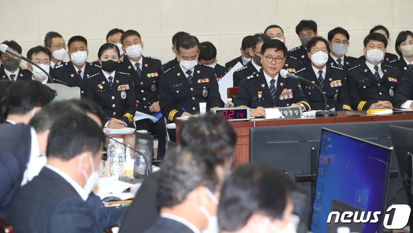 이상률 제주경찰청장이 21일 오후 제주도청에서 열린 국회 행정안전위원회의 제주경찰청 국정감사에서 의원 질의에 답변하고 있다. 2022.10.21/뉴스1 ⓒ News1 오현지 기자