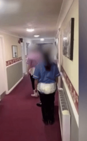 본문 이미지 - 근무 중 복도에서 기저귀를 차고 뒤뚱뒤뚱 걷는 직원들. (틱톡 갈무리)