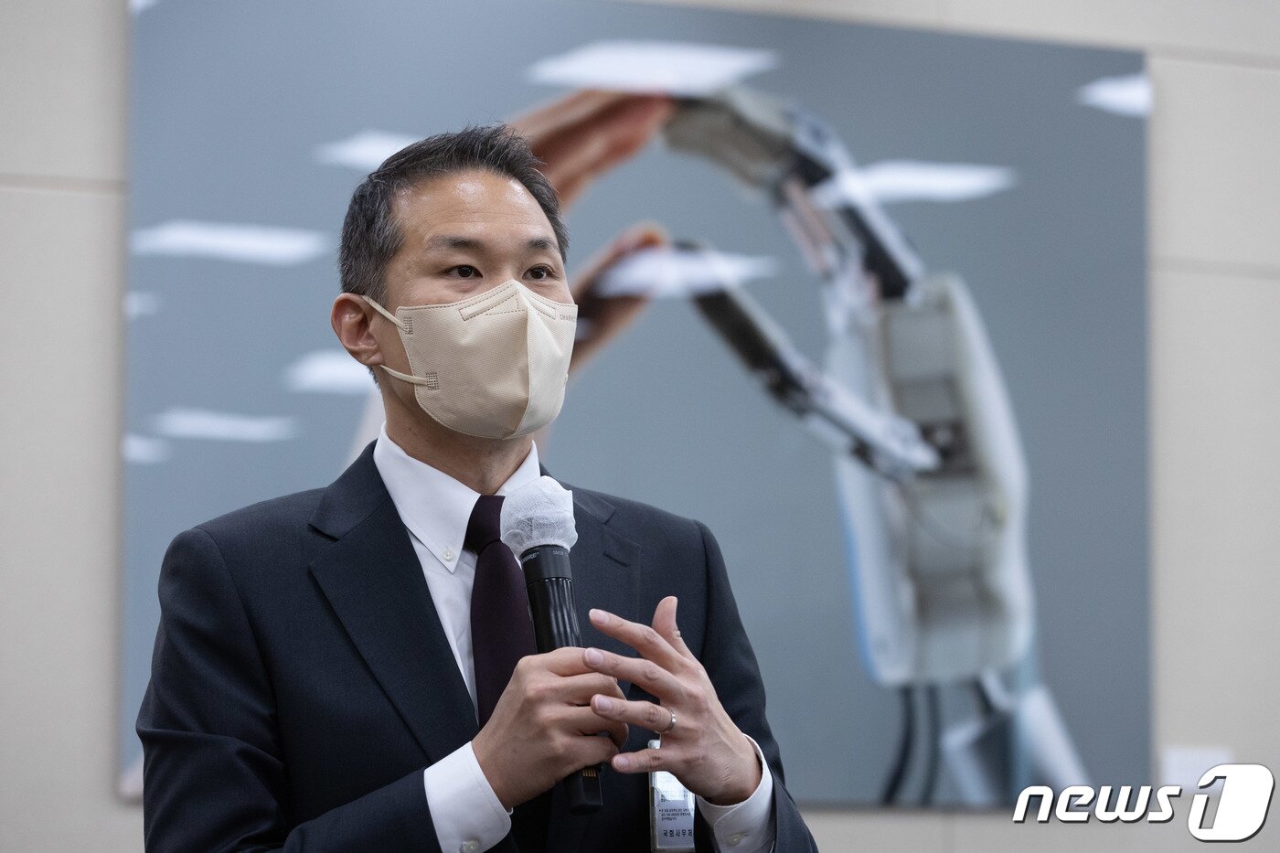 본문 이미지 - 김경훈 구글코리아 사장이 21일 오후 서울 여의도 국회에서 열린 과학기술정보방송통신위원회의 방송통신위원회 및 소관기관에 대한 종합감사에서 의원 질의에 답변하고 있다. 2022.10.21/뉴스1 ⓒ News1 이재명 기자