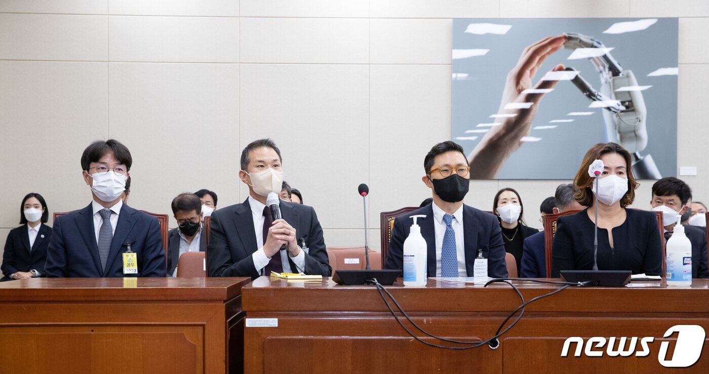본문 이미지 - 김경훈 구글코리아 사장이 21일 오후 서울 여의도 국회에서 열린 과학기술정보방송통신위원회의 방송통신위원회 및 소관기관에 대한 종합감사에서 의원 질의에 답변하고 있다. 왼쪽부터 김범준 우아한형제들 대표이사, 김경훈 사장, 안철현 애플코리아 부사장, 정교화 넷플릭스서비시스코리아 전무. 2022.10.21/뉴스1 ⓒ News1 이재명 기자