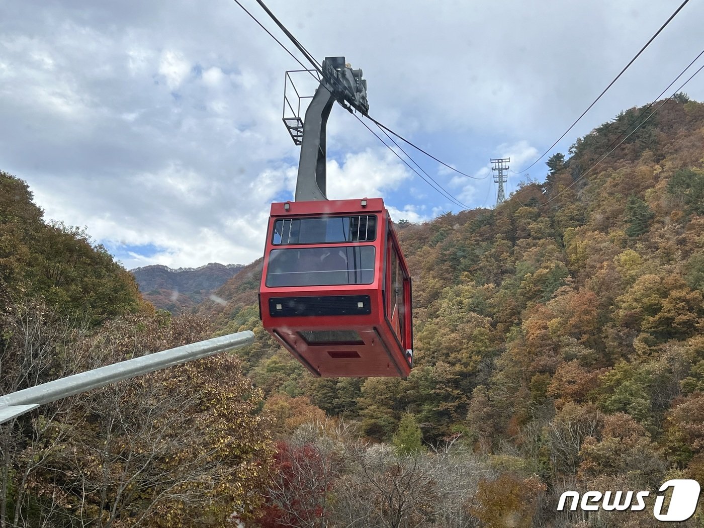 21일 강원 화천 백암산 케이블카 개장식을 마친 뒤 정광열 강원도경제부지사, 최문순 화천군수 등 주요 내빈을 태운 케이블카가 정상으로 향하고 있다. 2022. 10. 21 / 뉴스1 ⓒ News1 한귀섭 기자