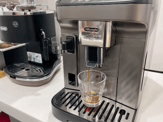 본문 이미지 - 드롱기 마그니피카 에보 라떼 모델을 활용해 에스프레소를 추출하는 모습 ⓒ News1 이민주 기자