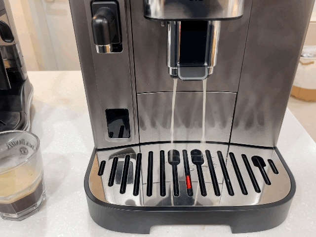 본문 이미지 - 드롱기 마그니피카 에보 라떼 모델의 자동세척 기능이 작동하는 모습. ⓒ News1 이민주 기자