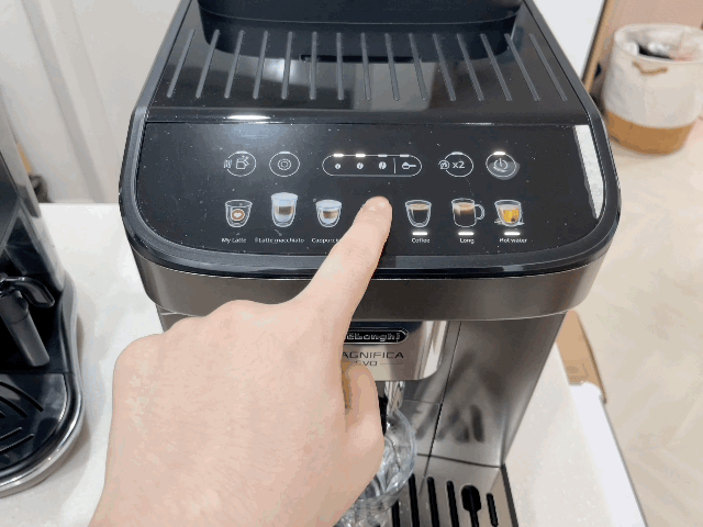 본문 이미지 - 드롱기 마그니피카 에보 라떼 모델로 커피를 내리는 모습. 직관적 디스플레이가 인상적이다. ⓒ News1 이민주 기자