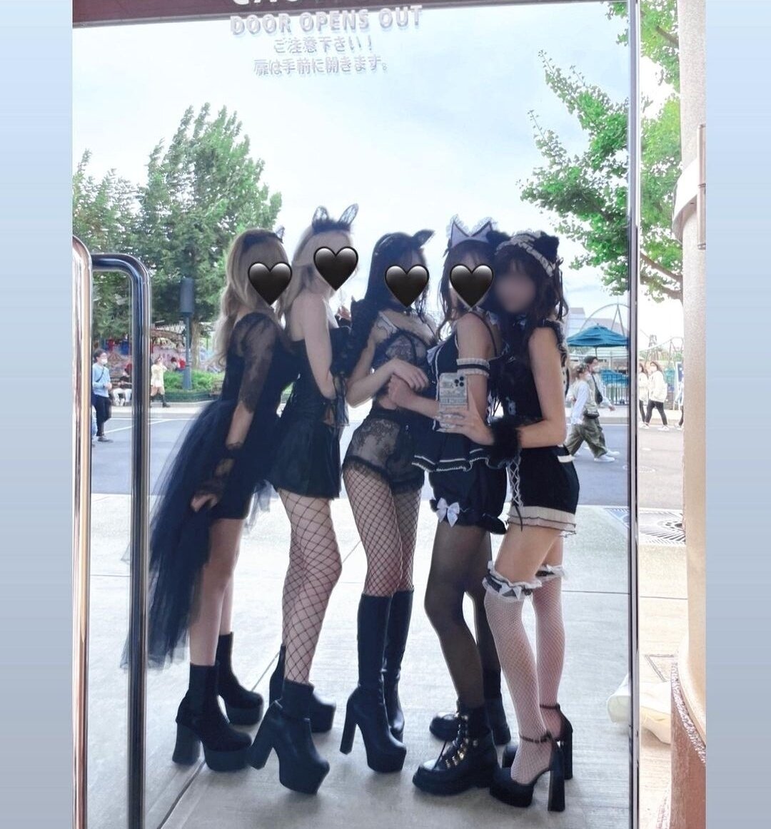 본문 이미지 - 노출 의상에 대한 논란이 커지자 사진 속 여성은 사과문을 올렸다. (트위터)