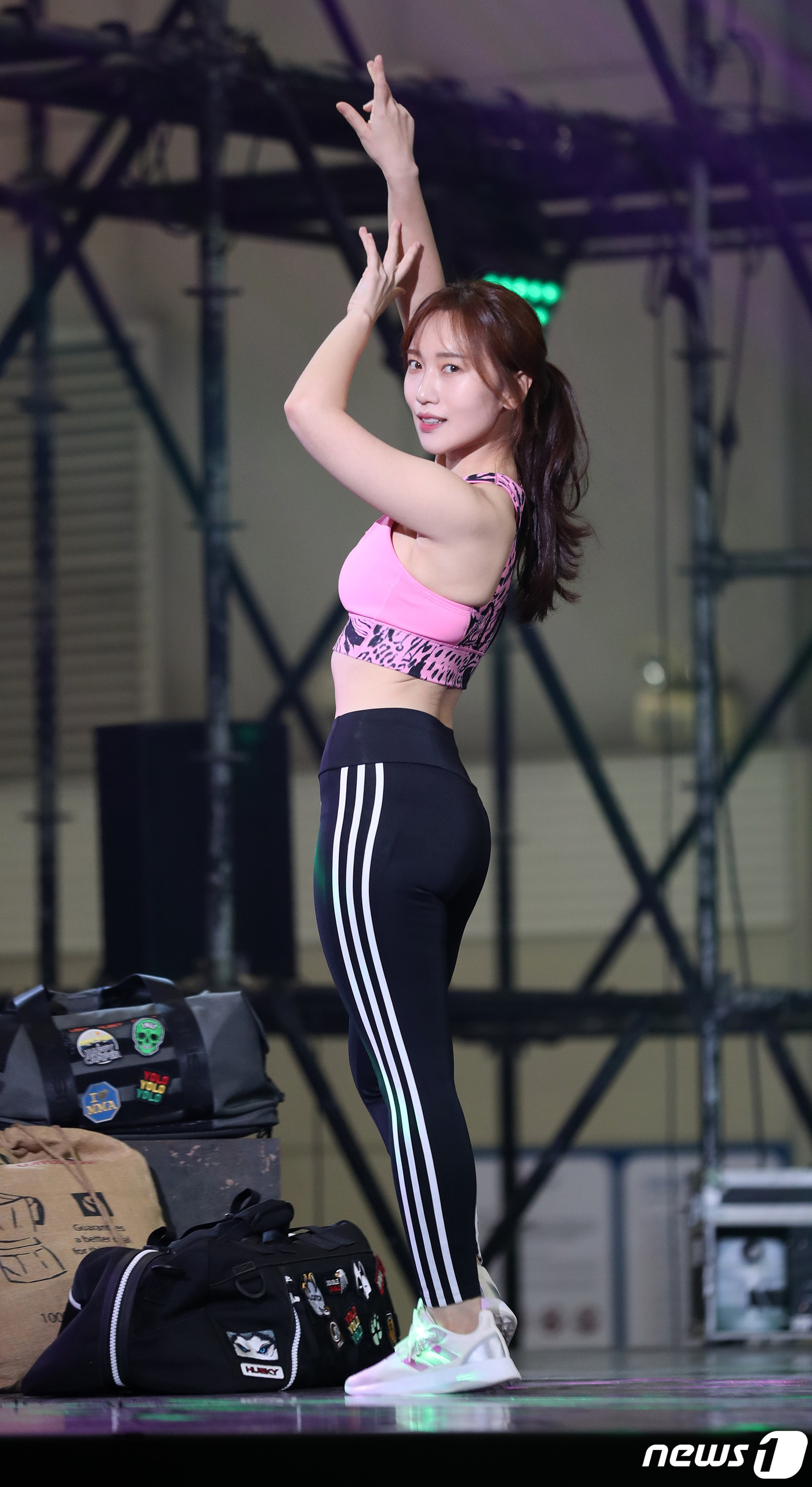 (고양=뉴스1) 구윤성 기자 = 21일 오후 경기 고양시 일산 킨텍스에서 열린 '2022 맥스큐 표지모델 콘테스트'에서 스포츠웨어 부문 참가자 홍서주가 포즈를 취하고 있다. 202 …