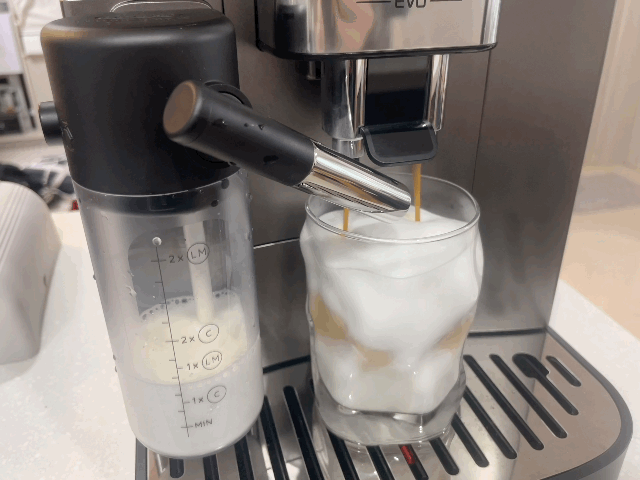 본문 이미지 - 드롱기 마그니피카 에보 라떼 모델로 라떼 마키아토를 만드는 모습. ⓒ News1 이민주 기자