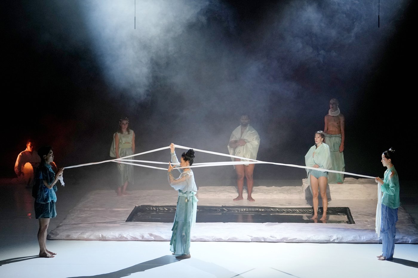 본문 이미지 - '공허와의 만남'에서 민혜경 만신이 선보이는 수왕천가르기. ⓒ옥상훈 (국제무용협회 한국본부 제공)