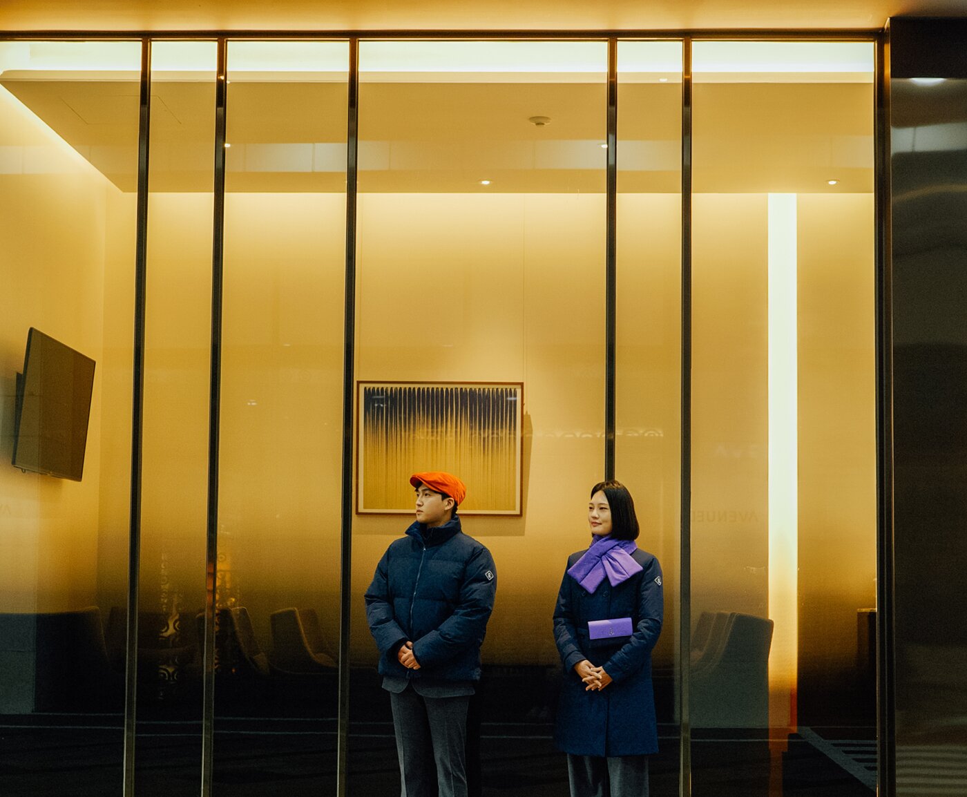 본문 이미지 - 발렛라운지에서 직원들이 새로운 유니폼을 입고 근무를 하는 모습(롯데백화점 제공)