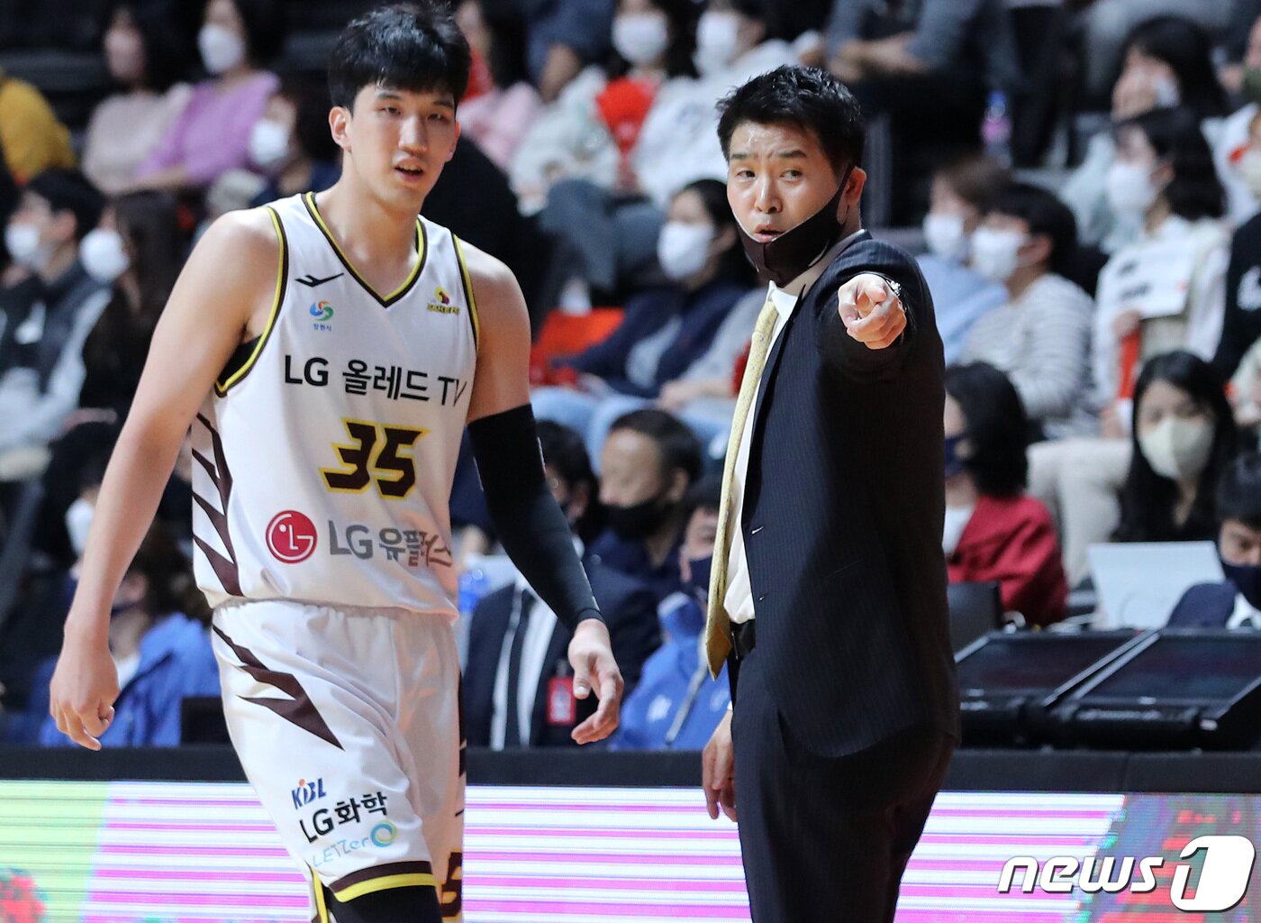 본문 이미지 - 21일 오후 경기 고양체육관에서 열린 '2022-2023 SKT 에이닷 프로농구' 고양 캐롯과 창원 LG의 경기에서 LG 조상현 감독이 서민수에게 지시하고 있다. 2022.10.21/뉴스1 ⓒ News1 구윤성 기자
