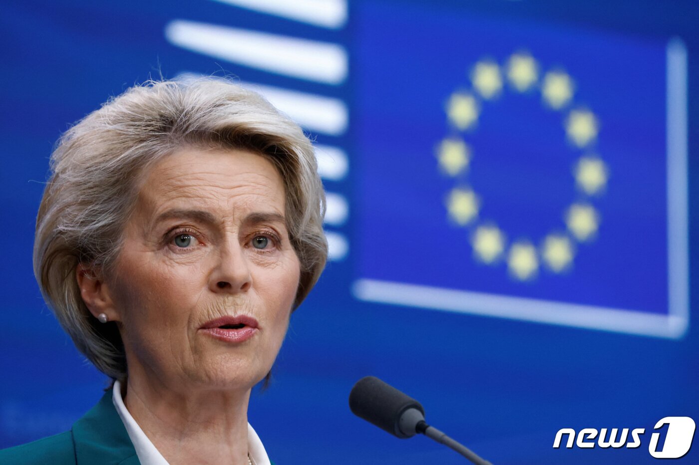 본문 이미지 - 유럽연합(EU) 행정부 수장 격인 우르줄라 폰데어라이엔 EU 집행위원장이 벨기에 브뤼셀 EU 본부에서 연설하고 있다. ⓒ 로이터=뉴스1 ⓒ News1 강민경 기자